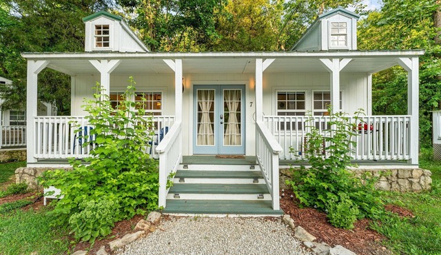 Wow! Creekside Studio with Scenic Porch Views