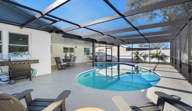 WOW! Dunedin Coastal heated POOL Home-beaches-eateries-near downtown