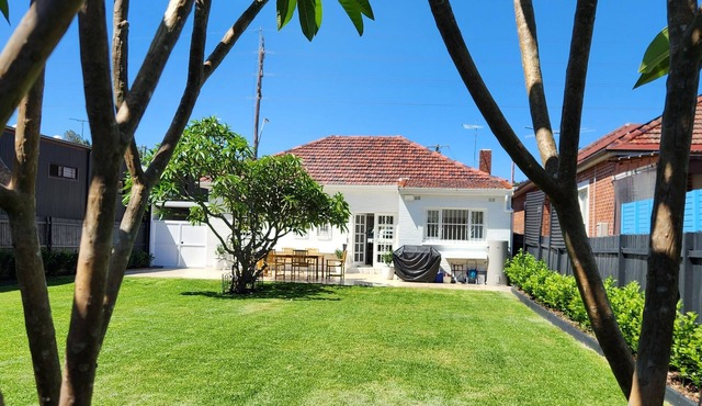 WOW House, King Beds, Huge Yard, New Reno, Close to Beaches, Transport, Parks