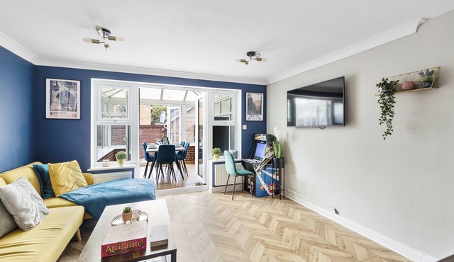 Wow Modern house 5 Bed, 4 Bath. 2 Parking Spaces!