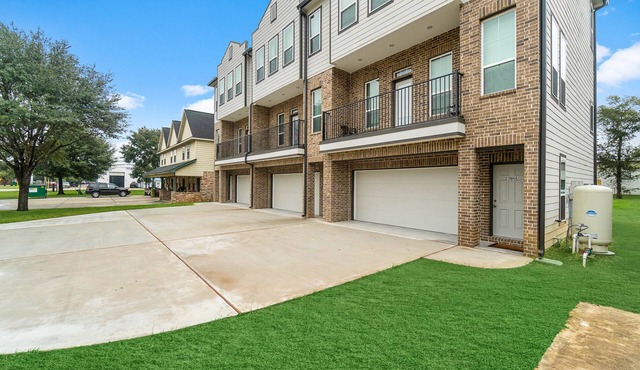 Wow! Private Newer 2 Bedroom House - King Bed - 10 mins from IAH Unit C