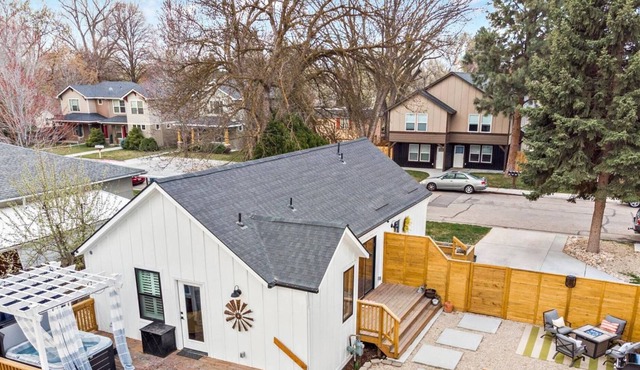 WOW! QUALITY ECLECTIC LUX HOME w/ Hot Tub, Gourmet Kitchen, + DOG Friendly! 5 min to BSU!