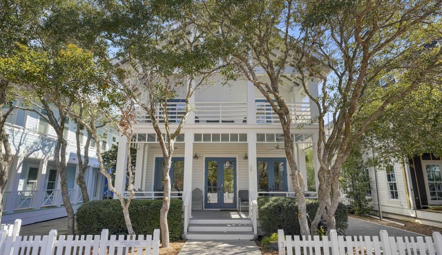 Wow Renovation, Nice Porches, & Tower, 4 Houses to Beach in Seaside + 2 Bikes
