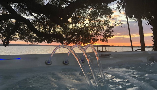 Wow! Spectacular Lakefront Cabin with Hot Tub and Kayaks!