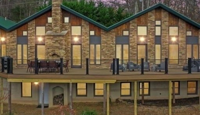 WOW THAT VIEW🥇Premier HOST🌲Luxurious Lodge🏔️Hot Tub under the stars🌟Close to Town