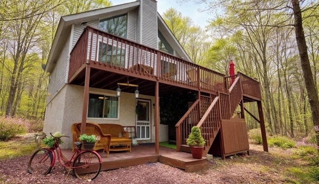 WOW! Ultimate Pocono Retreat Hot Tub, Game Rm, Fire Pit, Near Lakes & Hiking