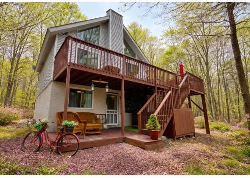 WOW! Ultimate Pocono Retreat, Hot Tub, Game Room, Fire Pit, Near Lakes & Skiing