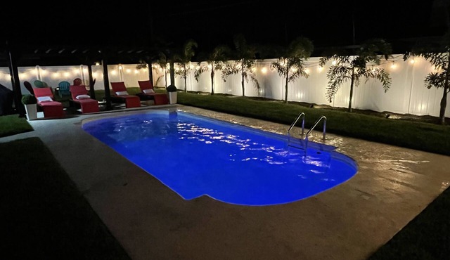 ☀️WOW☀️ UPDATED with HEATED POOL & HOT TUB HOME 5 MIN TO BEACH 3BD 2BA 2 KING BEDS