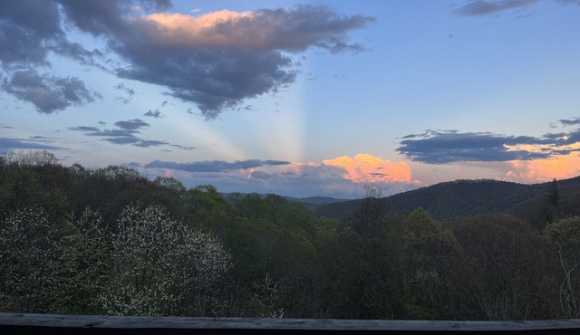 Wow Views! Right in the middle of everything! Otter Falls & Hawks Nest next door