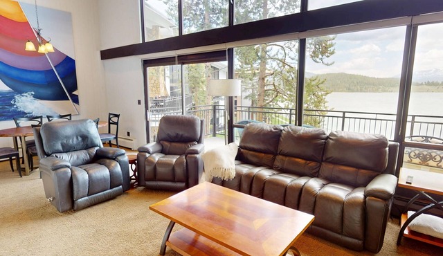 WOW Views! Top Floor Unit. Walk to Dining, Coffee. Easy Drive to 6 Ski Areas