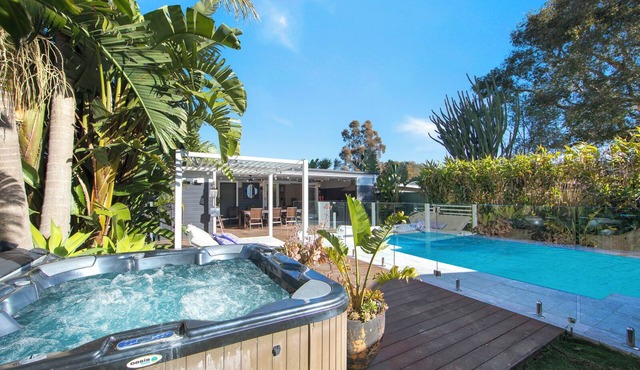 Woy Woy Staycation - Heated Pool & Spa & Wood Fire Pizza & Pool Table & Games