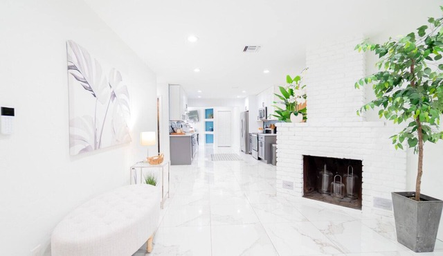 WPB Elegant 5BR with Hot Tub and Fire Pit Near Beach