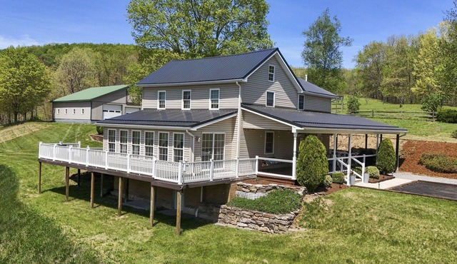 Wrap-A-Round Farmhouse :Peaceful Mountain Retreat