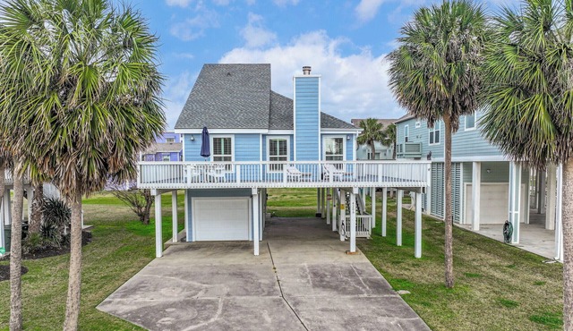 Wrap around deck-Pet-Friendly 1 Block from beach!