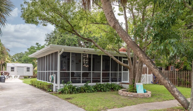 Wrap Around Screened Porch , Pet Friendly and Easy walk to Ocean & Beaches
