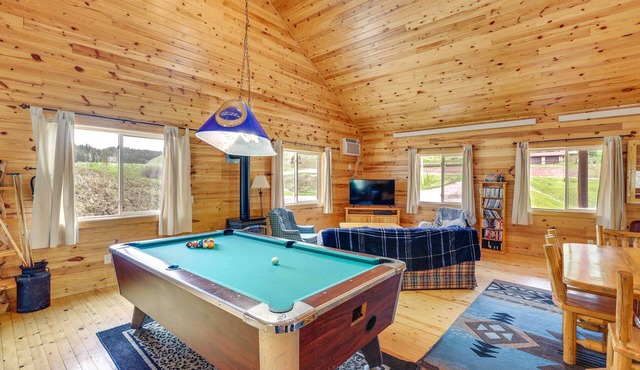 Wraparound Deck + BBQ: Pet-Friendly Deadwood Cabin