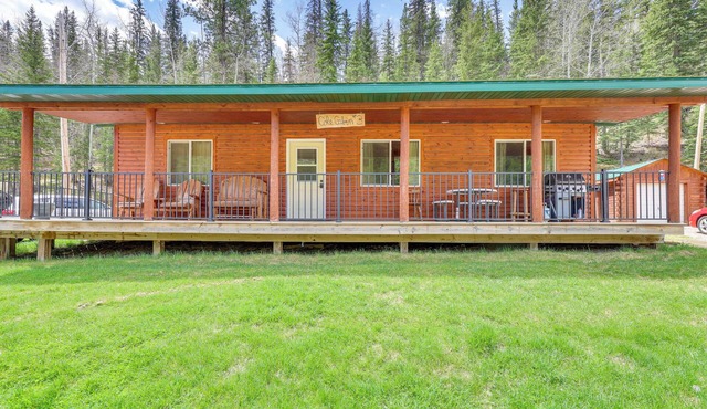 Wraparound Deck & Grill: Deadwood Cabin