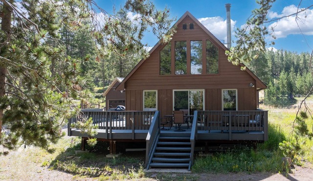 Wraparound Porch, 3-Bed + Loft & Pet Friendly! Close to Lake Granby and Highland Marina