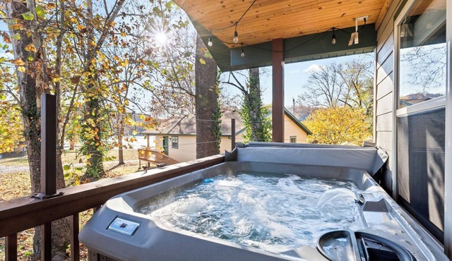 Wren Cabin - Private Hot Tub, Fireplace, and Lake View