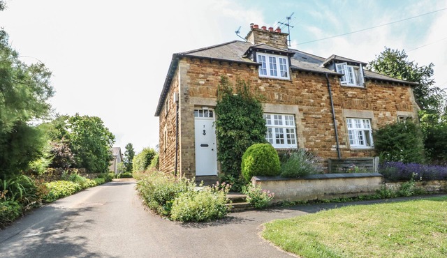 WREN COTTAGE, pet friendly, with a garden in Uppingham