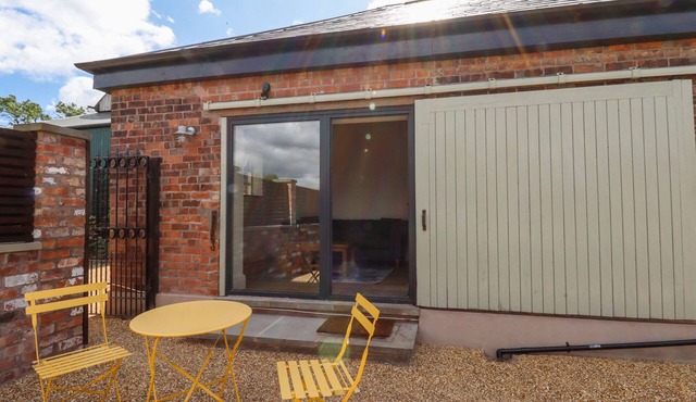 WREN COTTAGE, with a garden in Sandbach