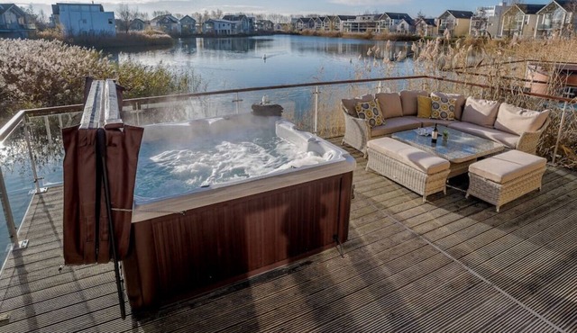 Wren Lodge - HM11 - HOT TUB -Lakeside Spa Property
