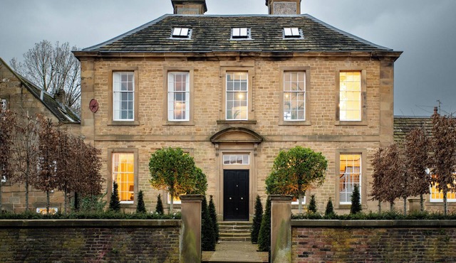 WREN PLACE HALL, family friendly, with hot tub in Worsbrough