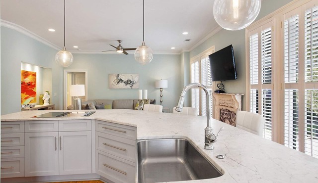 Wright Square Loft: Amazing Unit A in Downtown Savannah With Great Views!