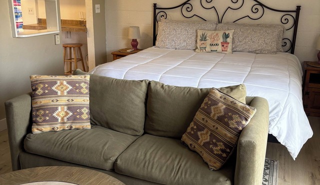 Wrightstown Retreat: Quiet.Cozy.Private STUDIO guest home- peaceful patio!