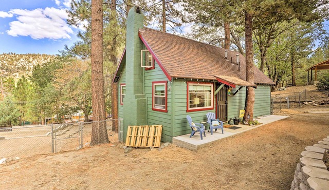 Wrightwood Cabin w/Cozy Interior!