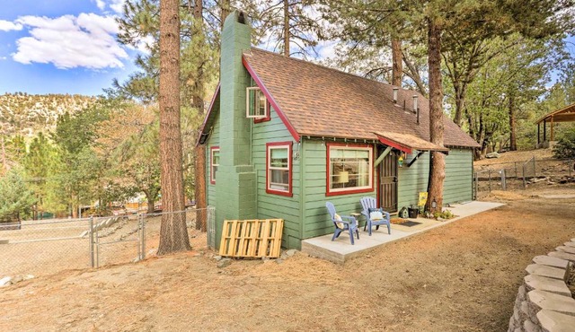 Wrightwood Cabin with Cozy Interior!