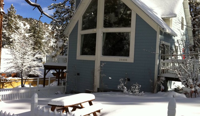 Wrightwood chalet with a/c, fireplace, elevated deck and beautiful views.