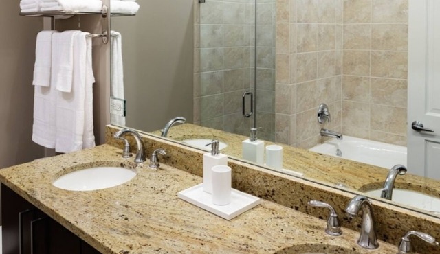 Wrigley Field Grand Slam Suite 4 Bedrooms, 2 Bathrooms