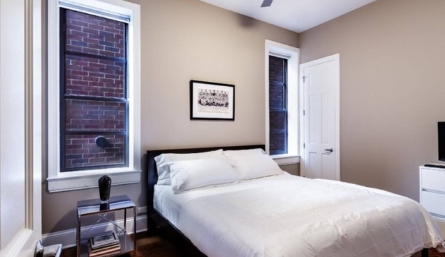 Wrigley Field Home Run 4 Bedroom, 2 Bathroom