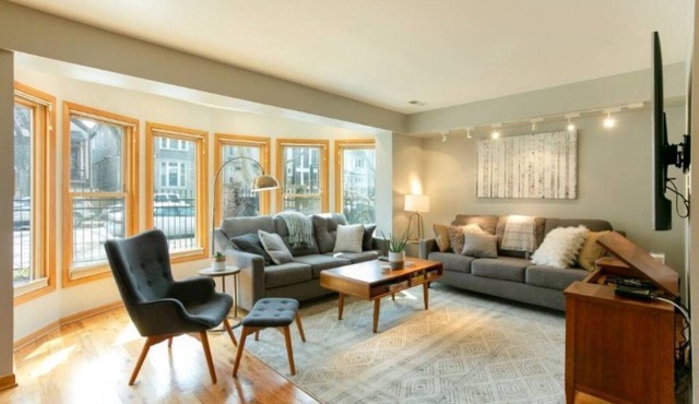 Wrigley Field/Lakeview -Entire Home- Large Groups!