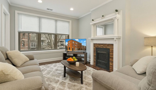 Wrigleyville 3BR: Game Day Haven with Free Parking