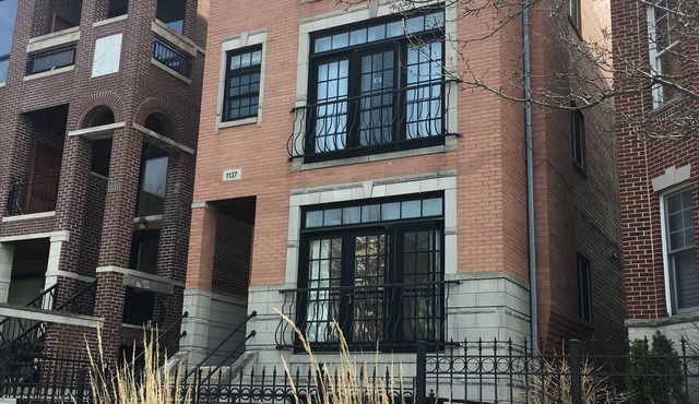 Wrigleyville Condo, Sleeps 10, 1/2 block from Wrigley Field
