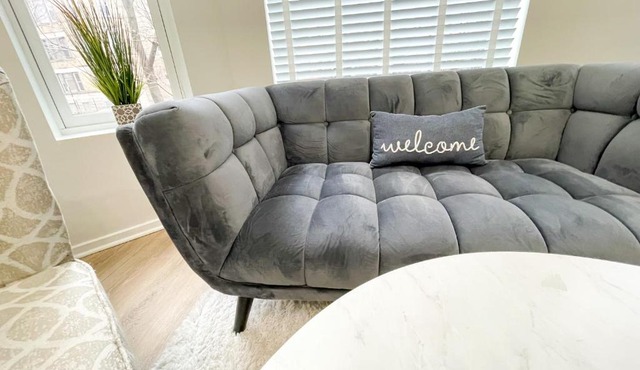 Wrigleyville Friends Unit - 5bdrm
