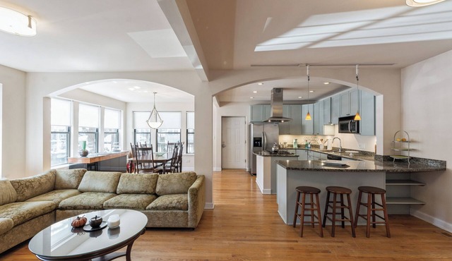 Wrigleyville Home away from Home! 5 mins from downtown! steps from Lake! Cozy!