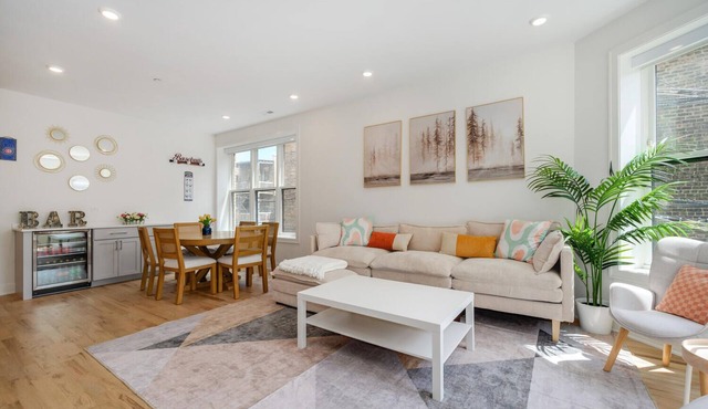 Wrigleyville New-Build 4BR w/Garage Parking + 1-min Walk to CTA