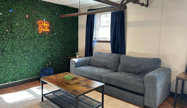 Wrigleyville Retreat 1BR Sleeps 6 Full Kitchen