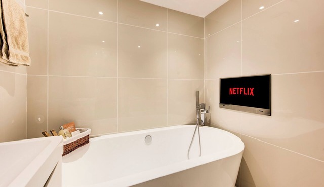 Writer’s Corner | Luxury 1-Bed with Private Terrace & Parking