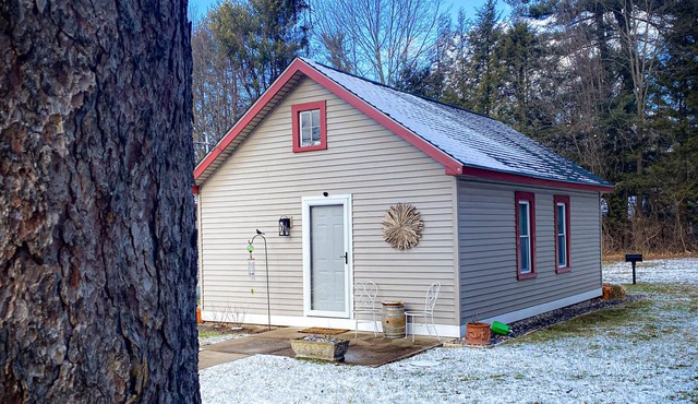 Writers Retreat/ Cozy Cottage w/ beautiful fire pit and backyard in Tillson, NY