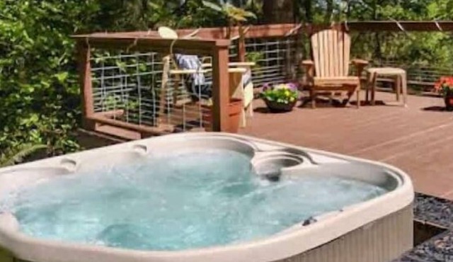 WS Paradise Tranquil Woodsy Escape with Hot Tub