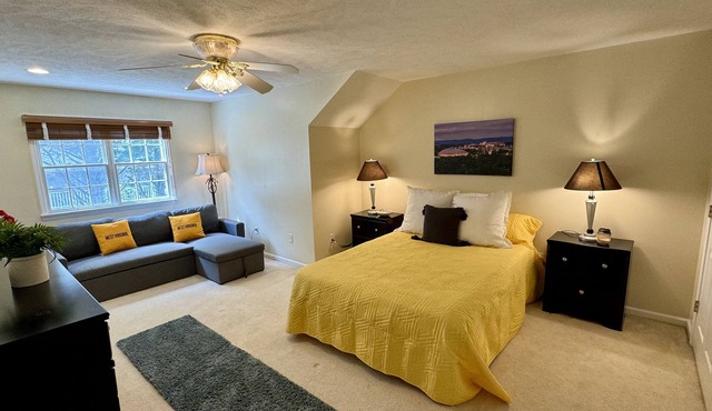 WVU Mini-Château. Cozy home located next to stadium + hospital-5 min walk.