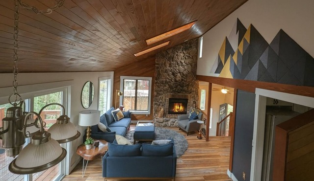 Wy'East Waters: A Mountain Retreat. Hot Tub. Pet Friendly.