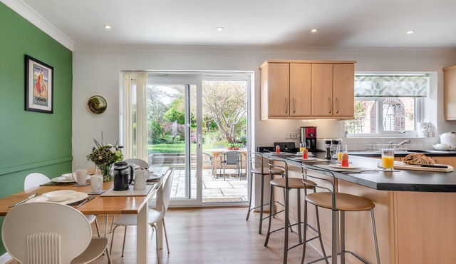 Wyatt House - Two Bedroom House, Sleeps 4