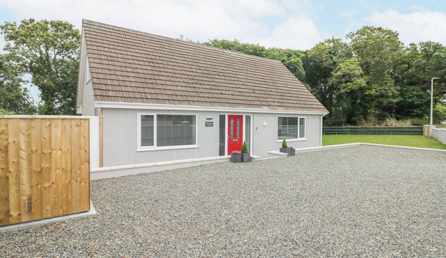 WYCHWOOD, pet friendly, with a garden in Haverfordwest