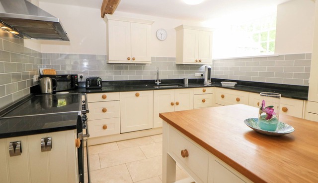 WYE MILL, family friendly, character holiday cottage in Cressbrook