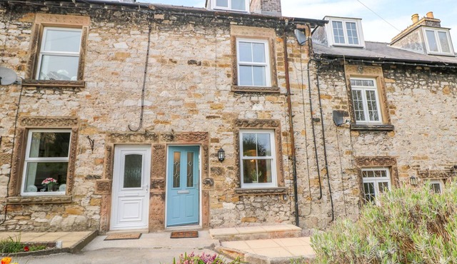 WYEBROW COTTAGE, pet friendly, with a garden in Bakewell